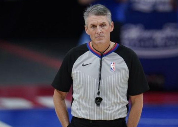 开云体育登录入口-NBA官宣总决赛裁判大名单：福斯特托尼兄弟等四大名哨领衔